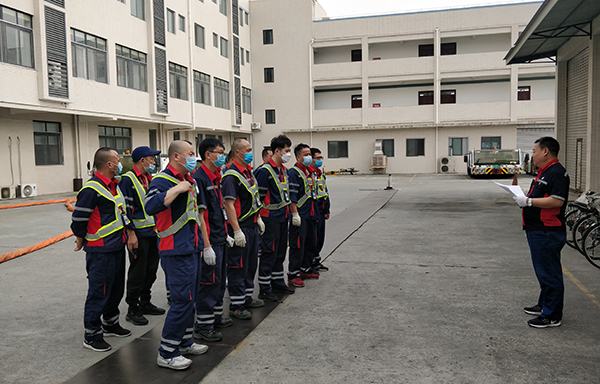 1647848330313615.jpeg 機務保障部外場隊開展殘損航空器搬移應急演練1.jpeg