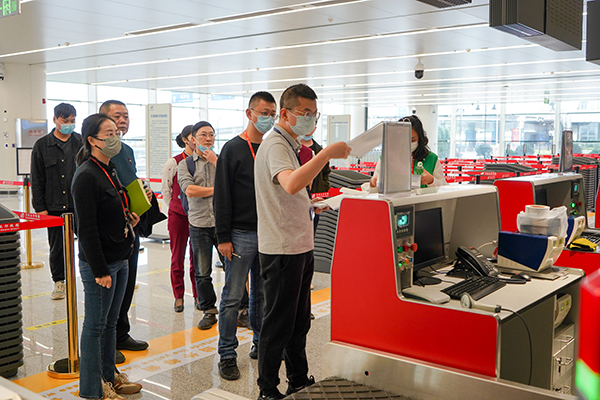 1666752954118122.jpg 綿陽(yáng)機(jī)場(chǎng)T2航站樓項(xiàng)目順利通過(guò)行業(yè)驗(yàn)收.jpg