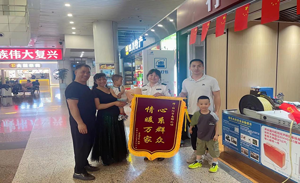 1685434900685281.png 心系群眾,情暖萬(wàn)家—— 綿陽(yáng)機(jī)場(chǎng)安檢站暖心服務(wù)獲錦旗.png