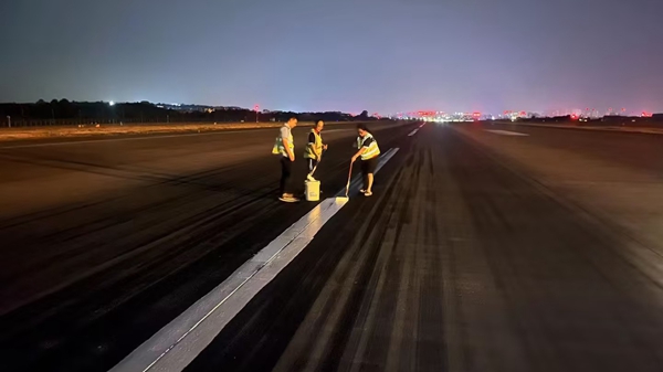 深夜，航班結(jié)束后，工作人員對(duì)跑道中心線進(jìn)行復(fù)新_副本.jpg